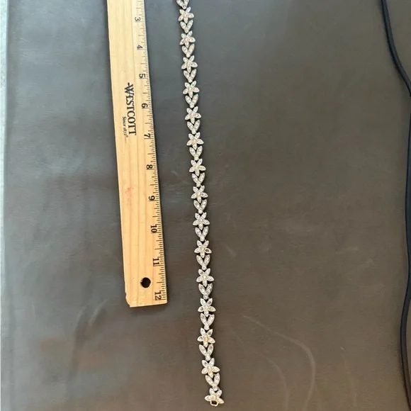 Elegant Gold Floral Necklace - Picture 4 of 4